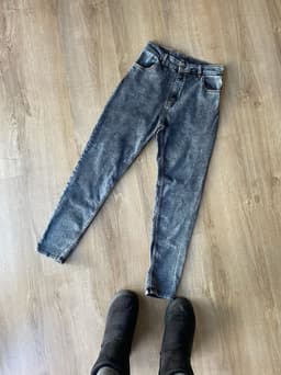 Jeans chupin tiro alto modelo gris nevado - imagen