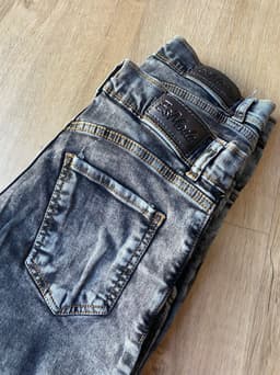 Jeans chupin tiro alto modelo gris nevado - imagen