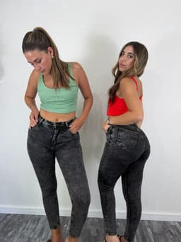 Jeans chupin tiro alto modelo gris nevado - imagen