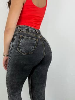 Jeans chupin tiro alto modelo gris nevado - imagen