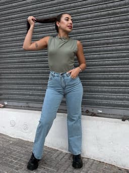 Jean Aura wid leg
