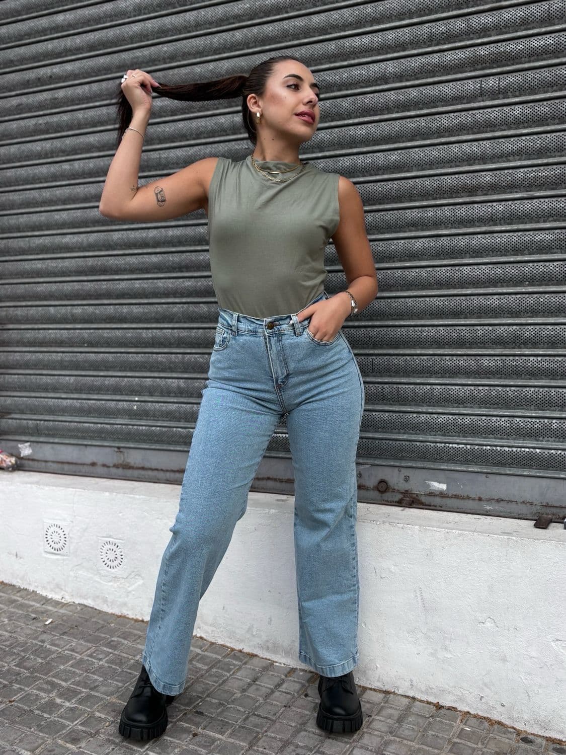 Jean Aura wid leg