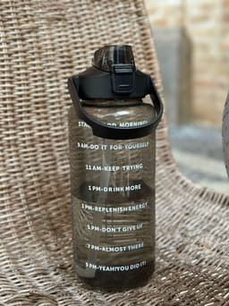 Botella motivacional con horario y sorbito 2 litros - imagen
