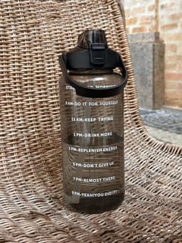 Botella motivacional con horario y sorbito 2 litros - imagen