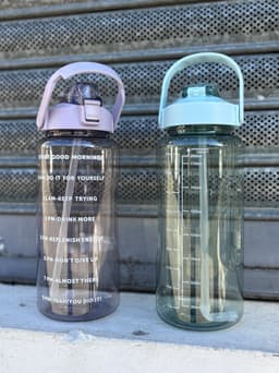 Botella motivacional con horario y sorbito 2 litros - imagen