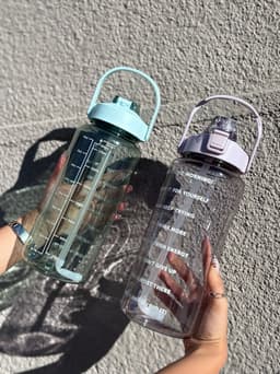 Botella motivacional con horario y sorbito 2 litros - imagen