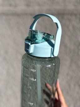 Botella motivacional con horario y sorbito 2 litros - imagen