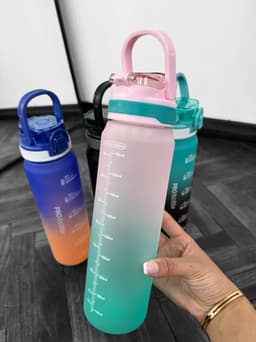 Botella con sorbito y medidor - imagen