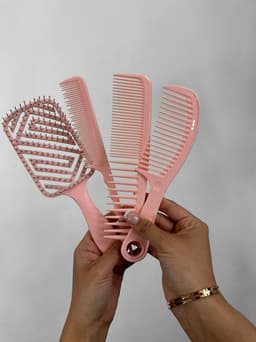 Set de 3 peines y cepillo por MAYOR ($150 c/u Pack de 12 unidades) - imagen