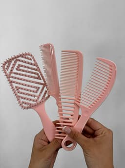 Set de 3 peines y cepillo por MAYOR ($150 c/u Pack de 12 unidades) - imagen