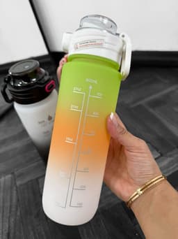 Botella difuminada con sorbito - imagen