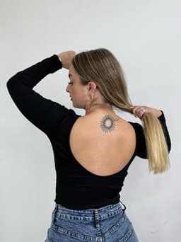 Remera Tulum con escote en espalda - imagen