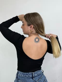 Remera Tulum con escote en espalda - imagen