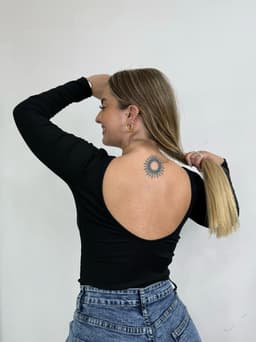 Remera Tulum con escote en espalda - imagen