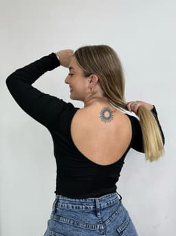Remera Tulum con escote en espalda - imagen