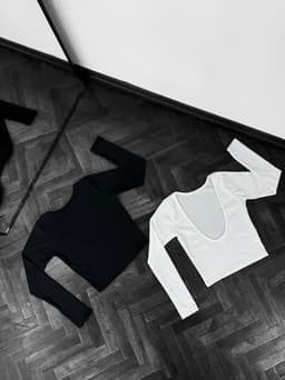 Remera Tulum con escote en espalda - imagen
