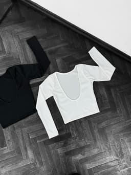 Remera Tulum con escote en espalda - imagen