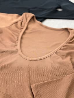 Remera Tulum con escote en espalda - imagen
