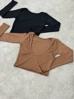 Remera Tulum con escote en espalda - imagen