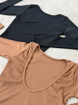 Remera Tulum con escote en espalda - imagen