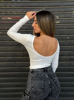 Remera Tulum con escote en espalda - imagen