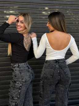 Remera Tulum con escote en espalda