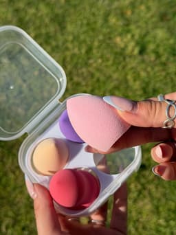 Estuche con 4 esponjas diversas para maquillaje - imagen