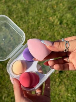 Estuche con 4 esponjas diversas para maquillaje - imagen