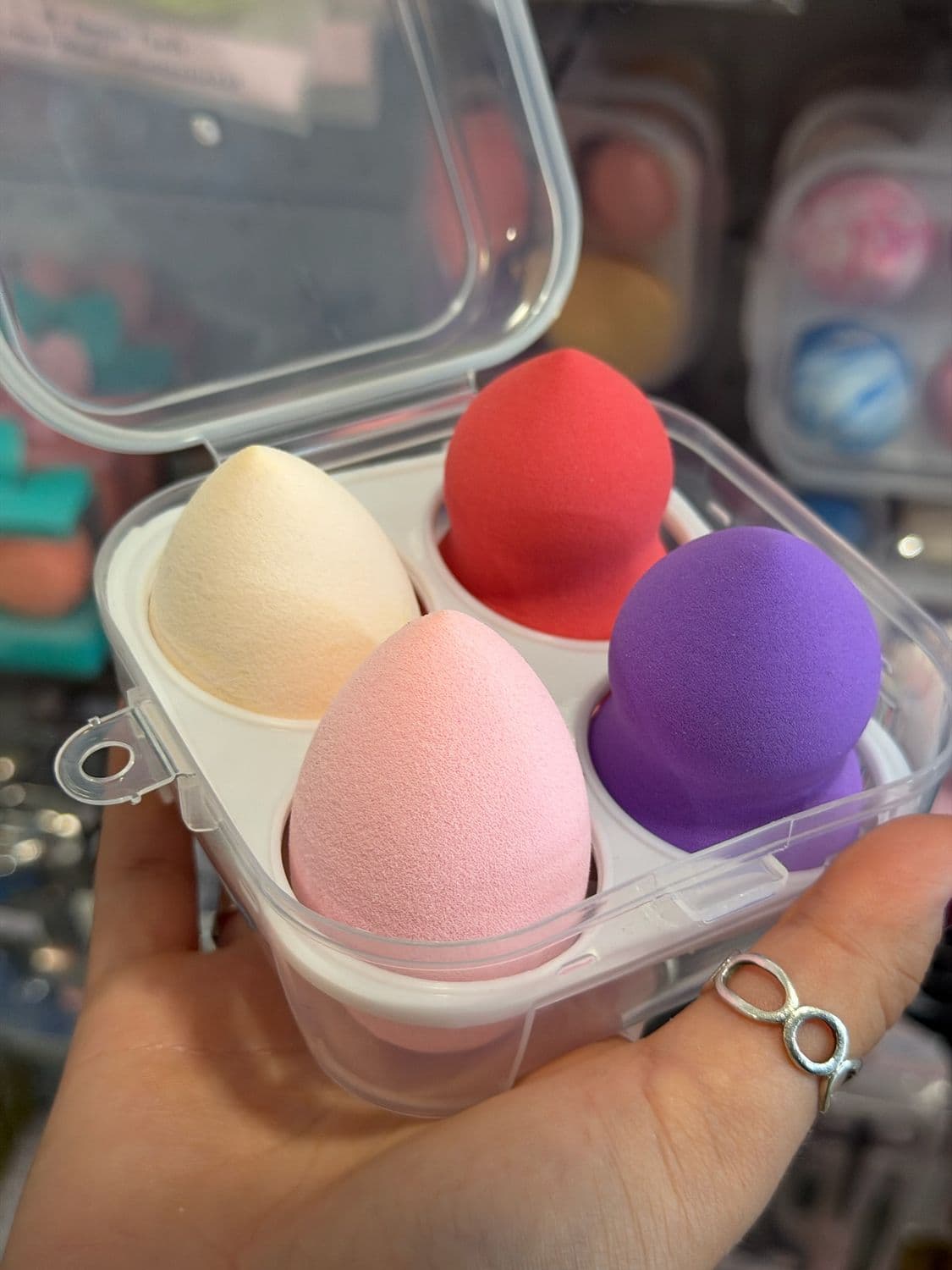 Estuche con 4 esponjas diversas para maquillaje