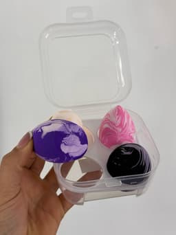 Estuche con 4 esponjas de maquillaje - imagen
