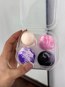 Estuche con 4 esponjas de maquillaje - imagen