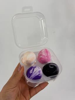 Estuche con 4 esponjas de maquillaje - imagen