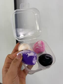 Estuche con 4 esponjas de maquillaje - imagen