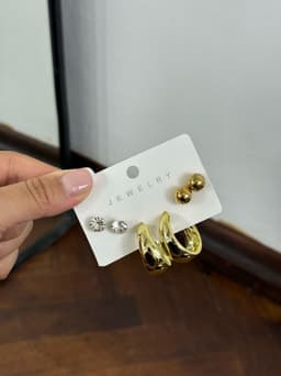 Estuche con 3 pares de caravanas en tendencia por MAYOR ($30 c/u Pack de 12 set) - imagen