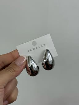 Caravanas de gota en tendencia color plateado por MAYOR ($30 c/u Pack de 12 unidades) - imagen