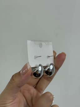 Caravanas de gota en tendencia color plateado por MAYOR ($30 c/u Pack de 12 unidades) - imagen