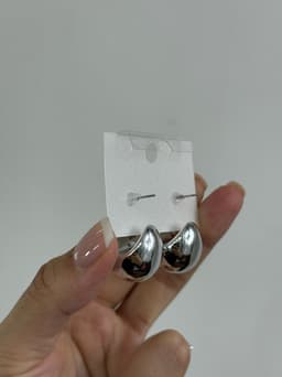 Caravanas de gota en tendencia color plateado por MAYOR ($30 c/u Pack de 12 unidades) - imagen