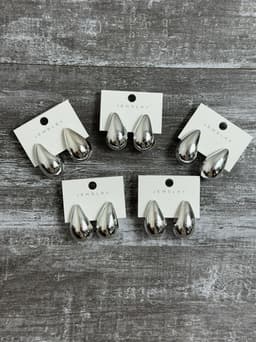 Caravanas de gota en tendencia color plateado por MAYOR ($30 c/u Pack de 12 unidades) - imagen