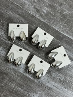Caravanas de gota en tendencia color plateado por MAYOR ($30 c/u Pack de 12 unidades) - imagen