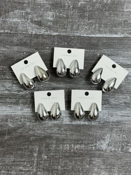 Caravanas de gota en tendencia color plateado por MAYOR ($30 c/u Pack de 12 unidades) - imagen
