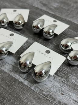 Caravanas de gota en tendencia color plateado por MAYOR ($30 c/u Pack de 12 unidades) - imagen