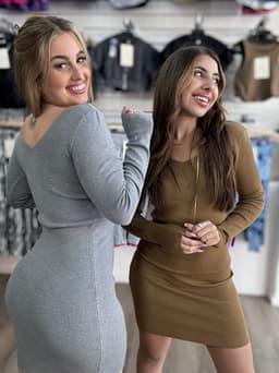 Vestido en tela hilo con escote en U - imagen