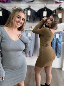 Vestido en tela hilo con escote en U - imagen