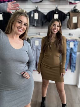Vestido en tela hilo con escote en U - imagen