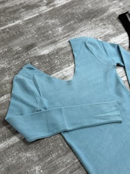 Vestido en tela hilo con escote en U - imagen