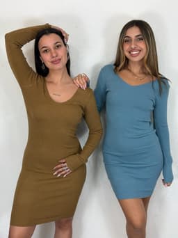 Vestido en tela hilo con escote en U - imagen