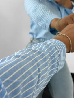 Camisa sastrera con mangas largas  y lineas - imagen