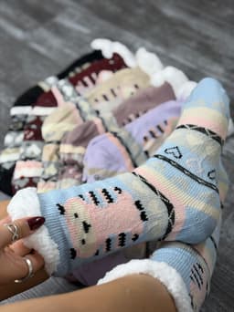 Par de medias antideslizantes con peluche - imagen