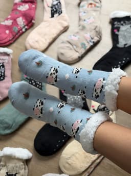 Par de medias antideslizantes con peluche - imagen