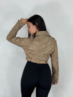 Campera cuerina con cinto - imagen